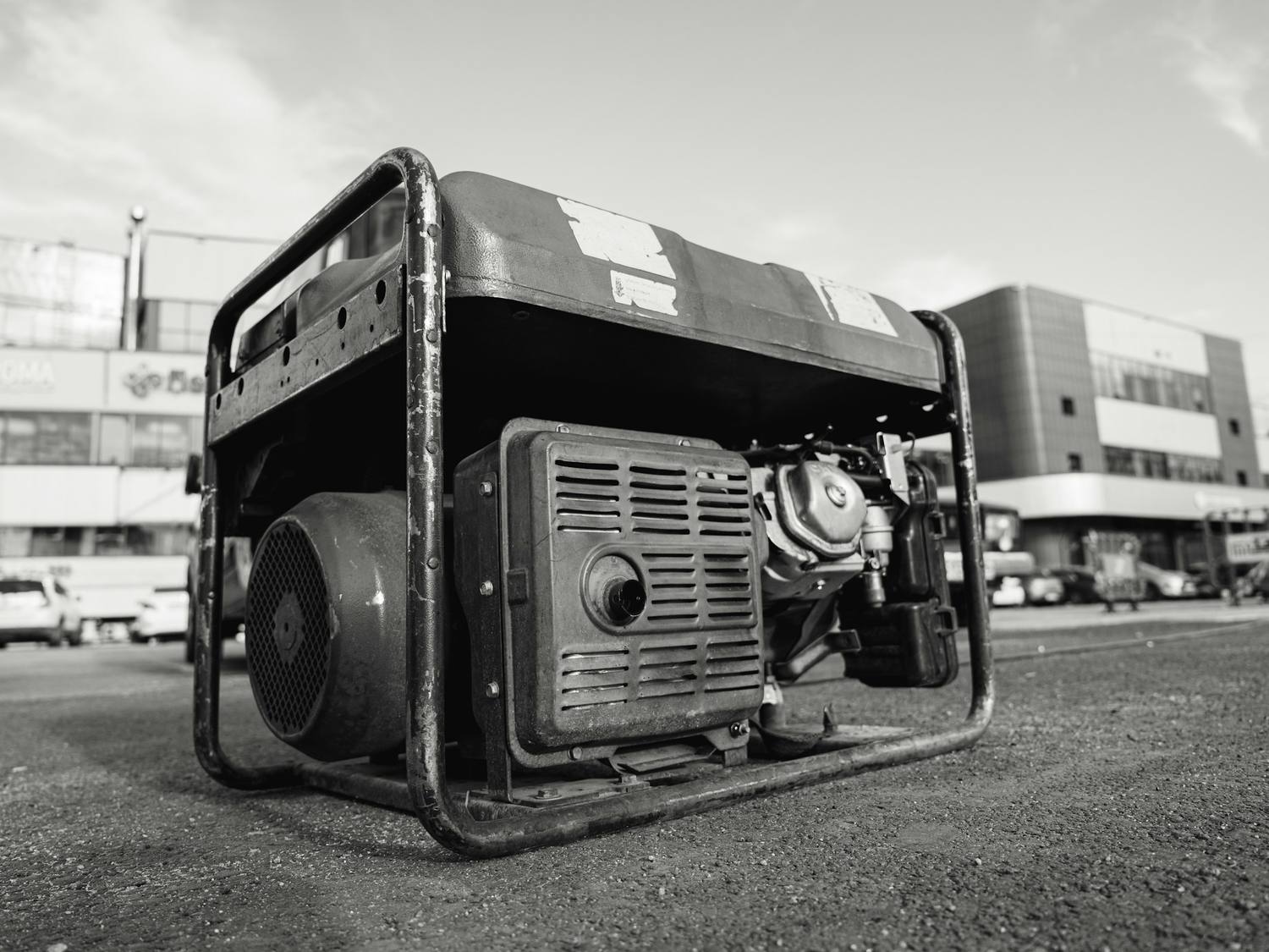 Groupe électrogène portable sur châssis tubulaire, en noir et blanc.